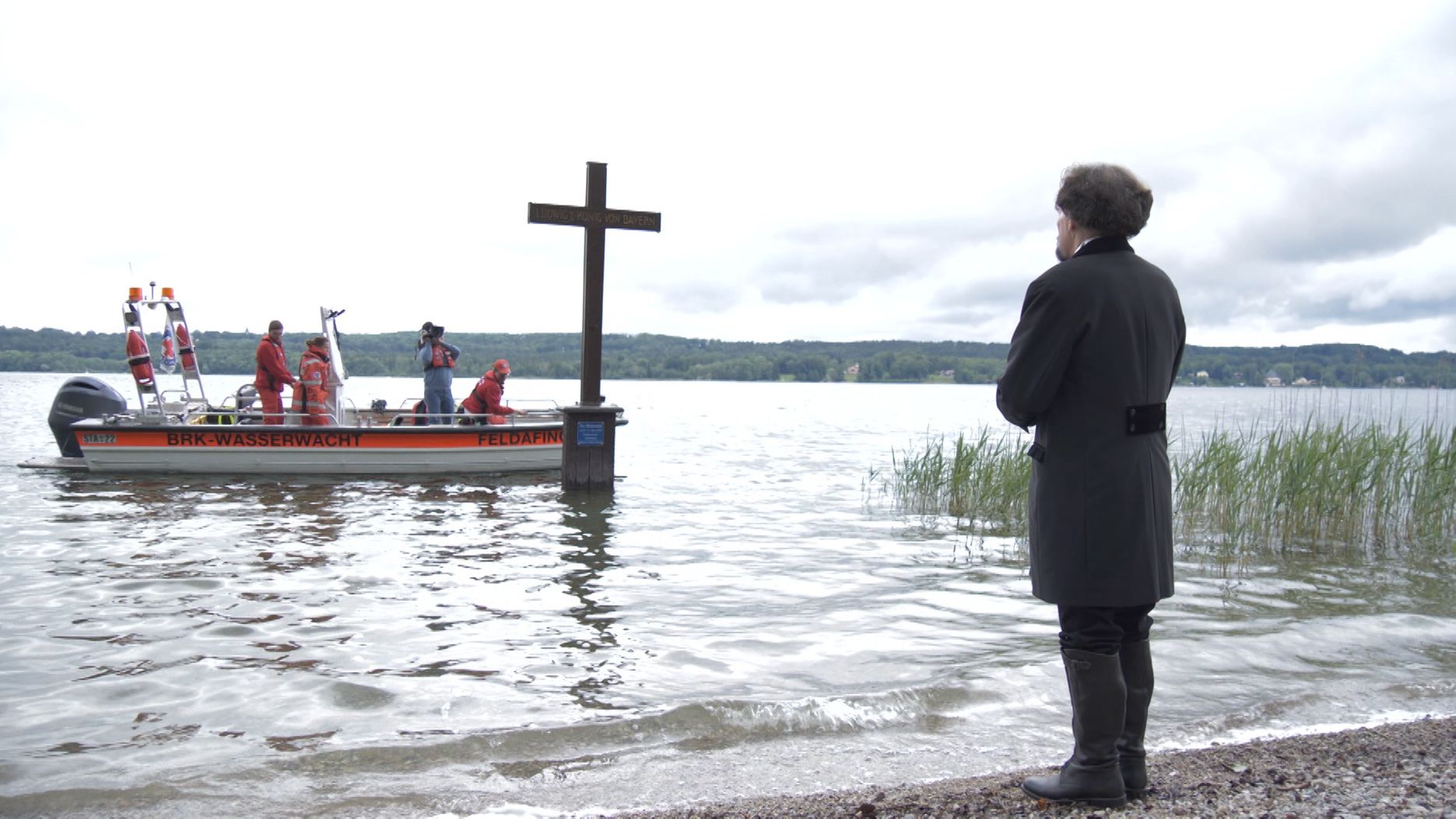 Ein mutmaßlich Königstreuer an der Todesstelle des Märchenkönigs