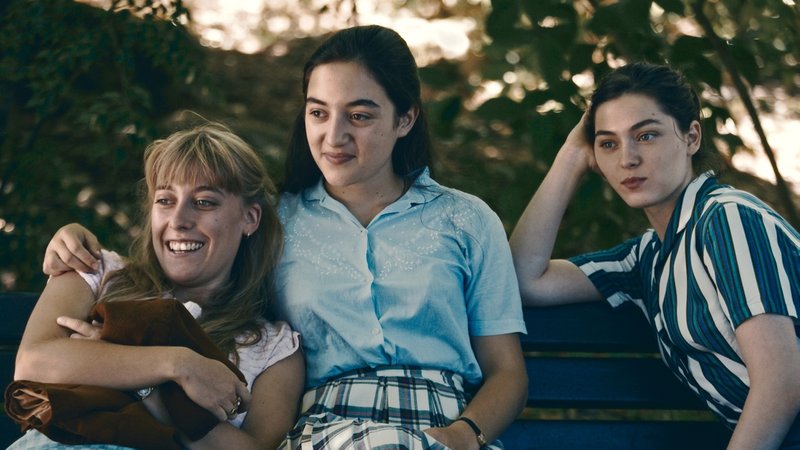 Drei junge Frauen auf einer Parkbank: Szene aus "Das Ereignis"