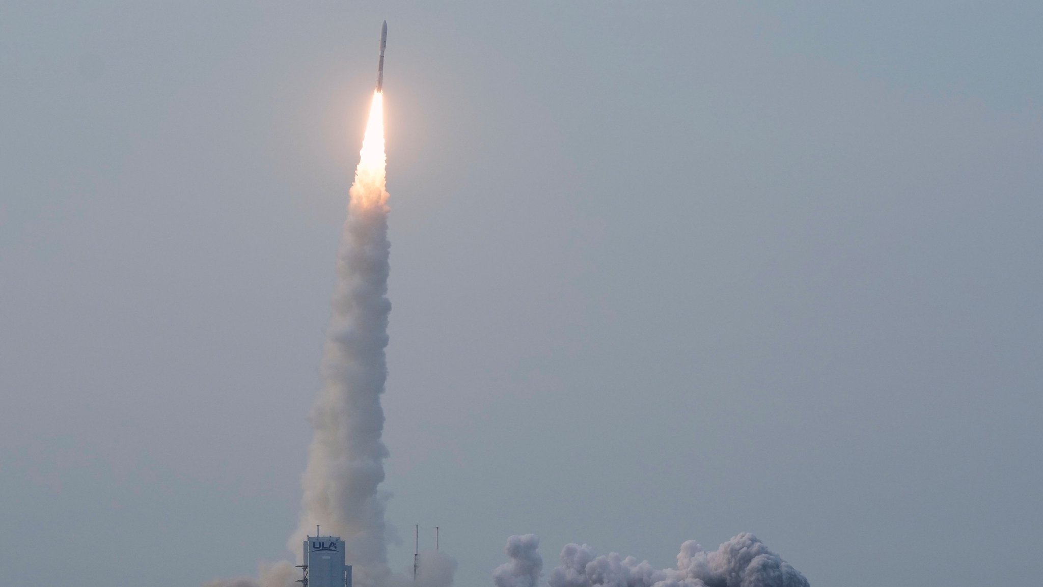(Symbolbild) Eine Rakete mit Internet-Satelliten des Vorgängers von Amazon Leo, Project Kuiper, hebt von Cape Canaveral ab.