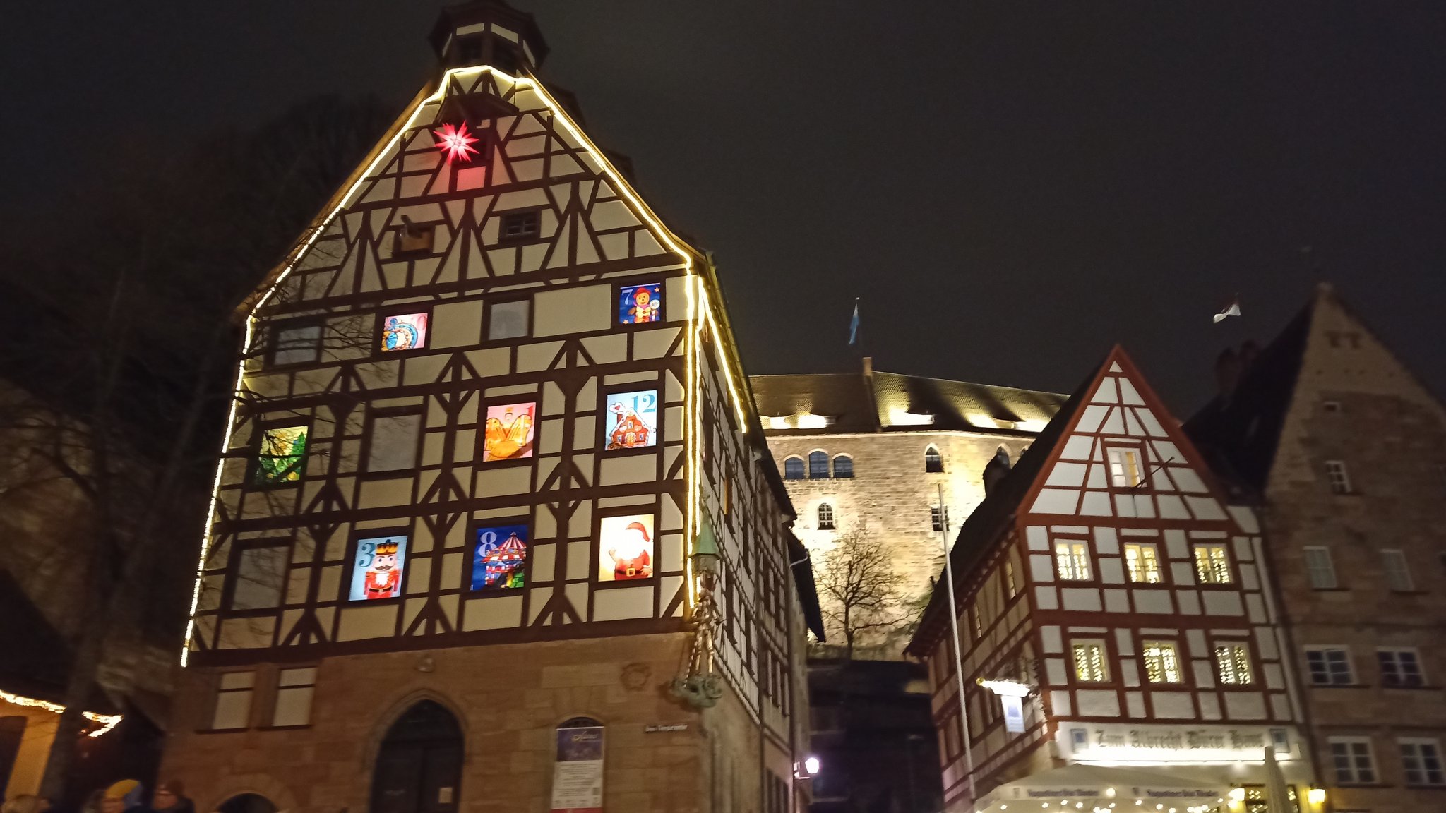 Das Nürnberger Pilatushaus als beleuchteter Adventskalender.