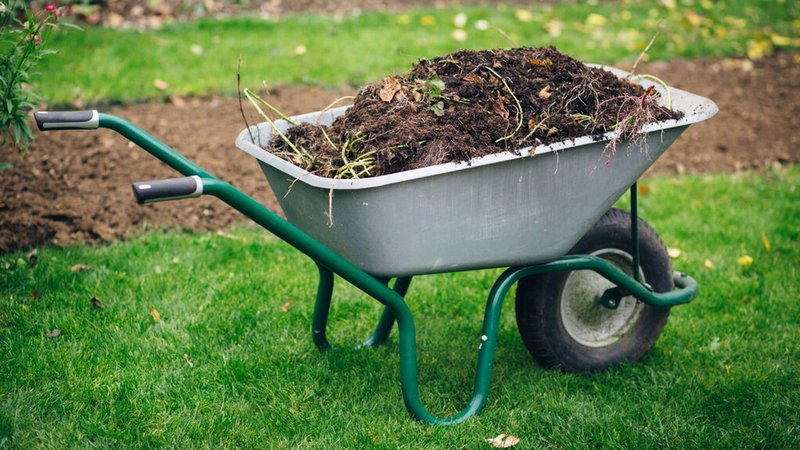 Ein Schubkarren voll Erde (Symbolbild) | Bild: BR/Lisa Hinder Ein Schubkarren voll Erde (Symbolbild)