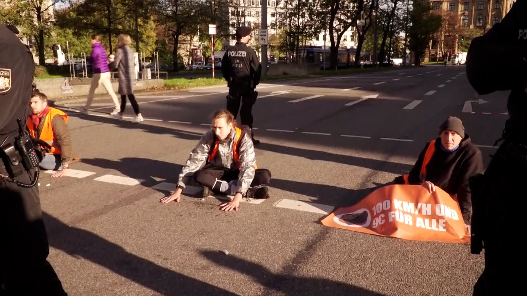 Klimaaktivisten blockieren erneut Berufsverkehr in München