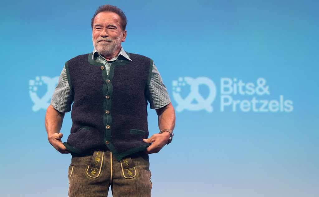 Arnold Schwarzenegger zeigt sich als Lederhosen-Fan bei der Eröffnung der Startup-Messe "Bits&Pretzels"
