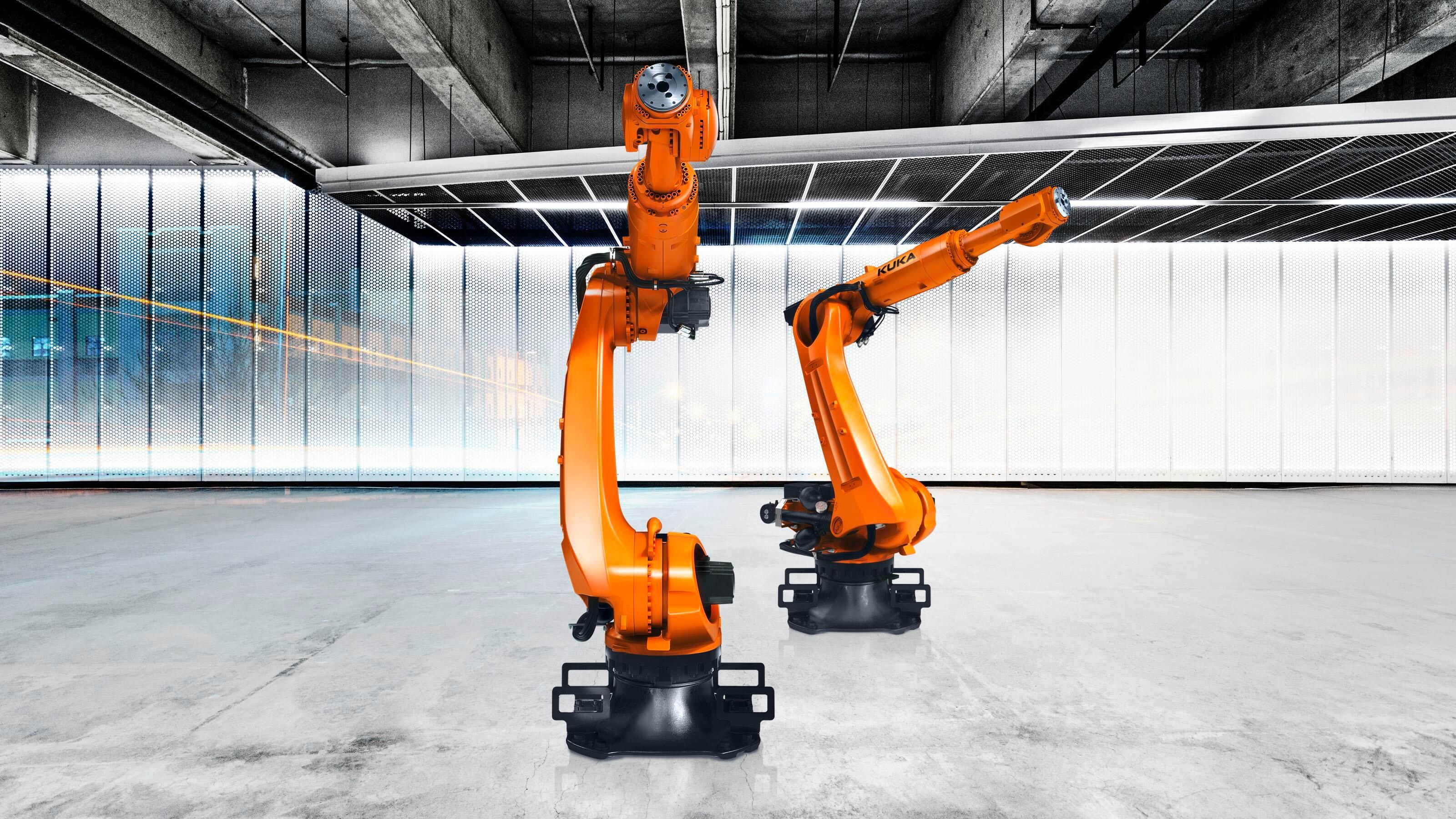 In einer Halle stehen zwei KR Quantec-Roboter von Kuka