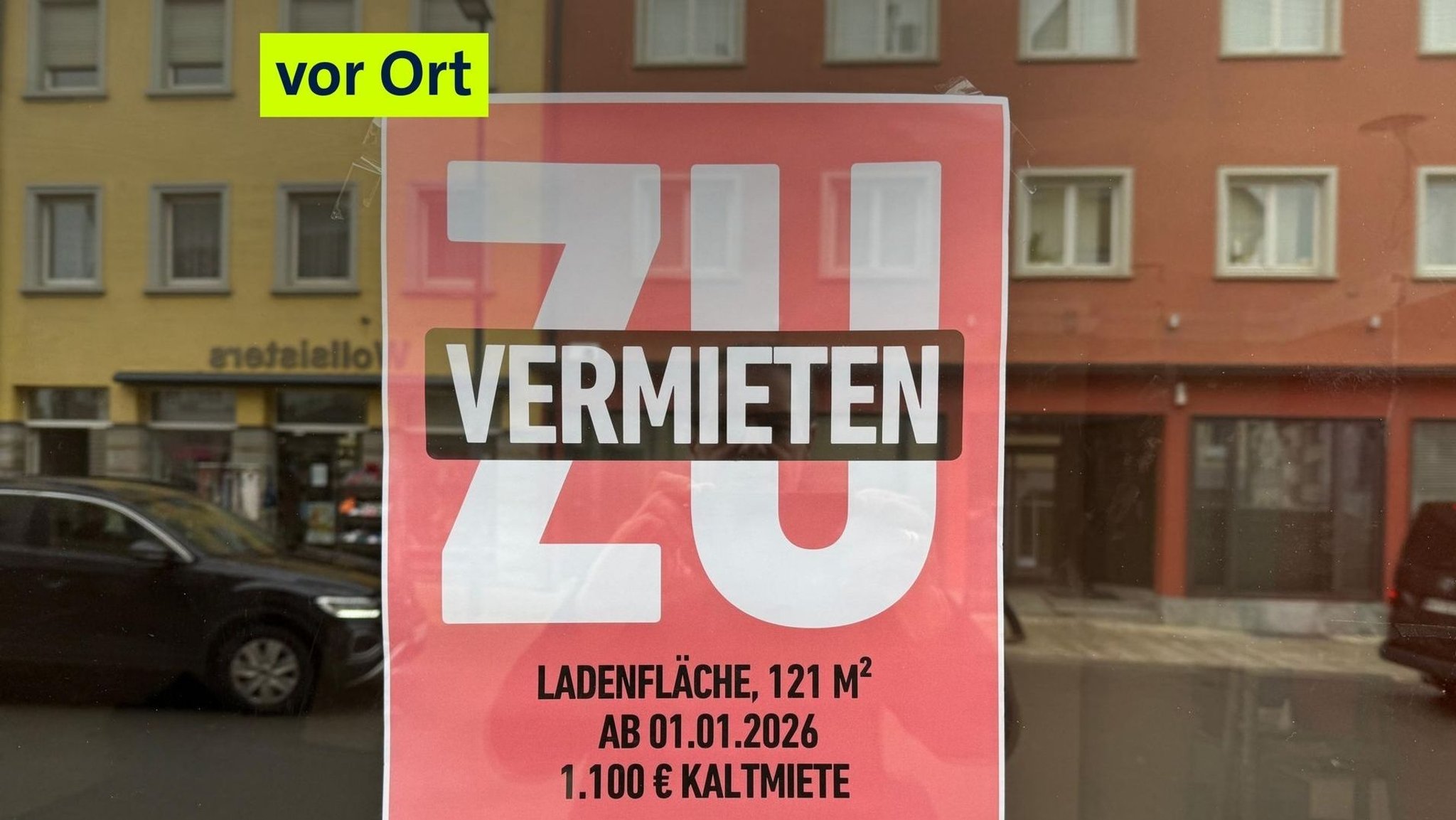 Leerstehende Gewerbefläche mit Aushang im Schaufenster „zu vermieten“