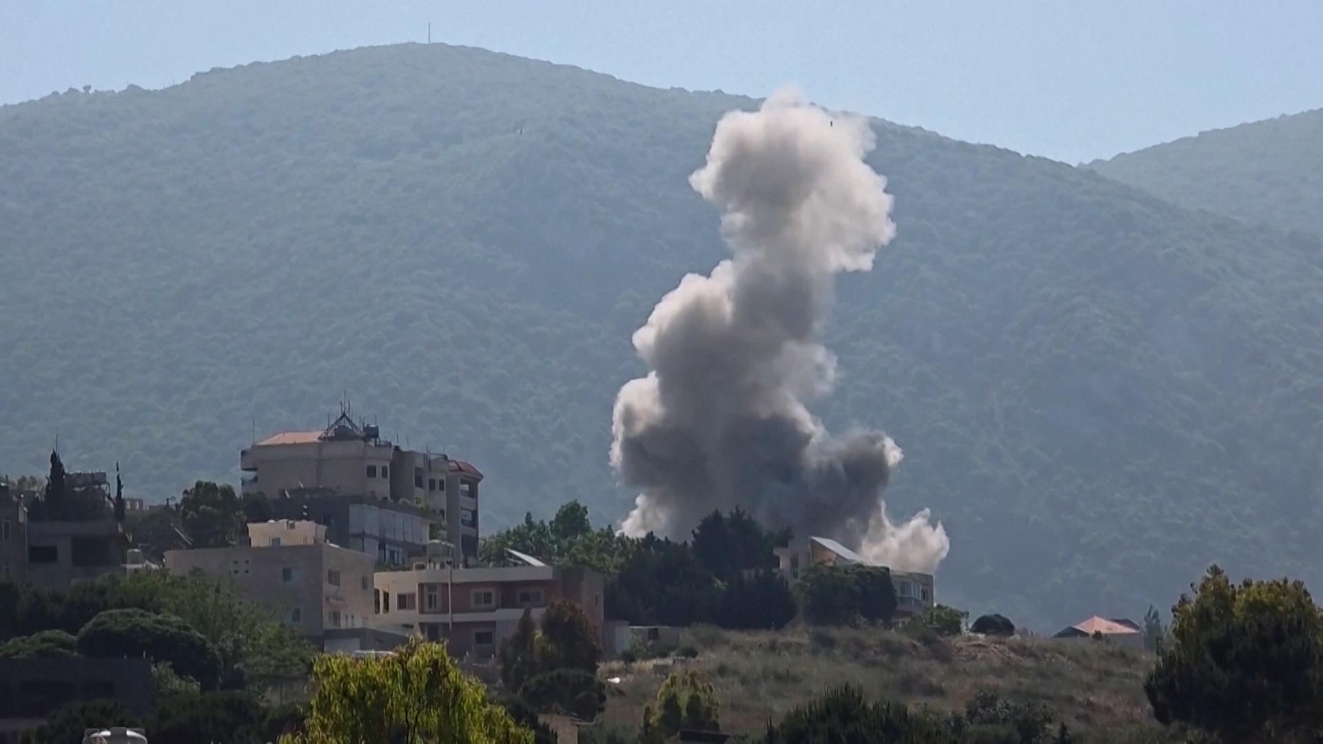 Von Häusern im Libanon steigt Rauch auf