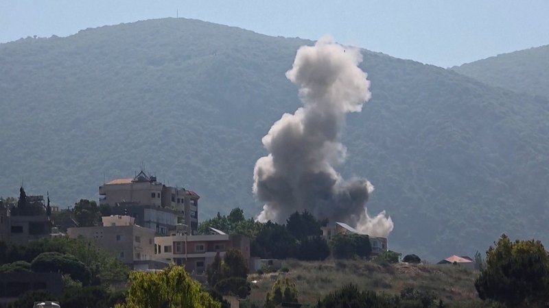 Von Häusern im Libanon steigt Rauch auf | Bild: BR Von Häusern im Libanon steigt Rauch auf