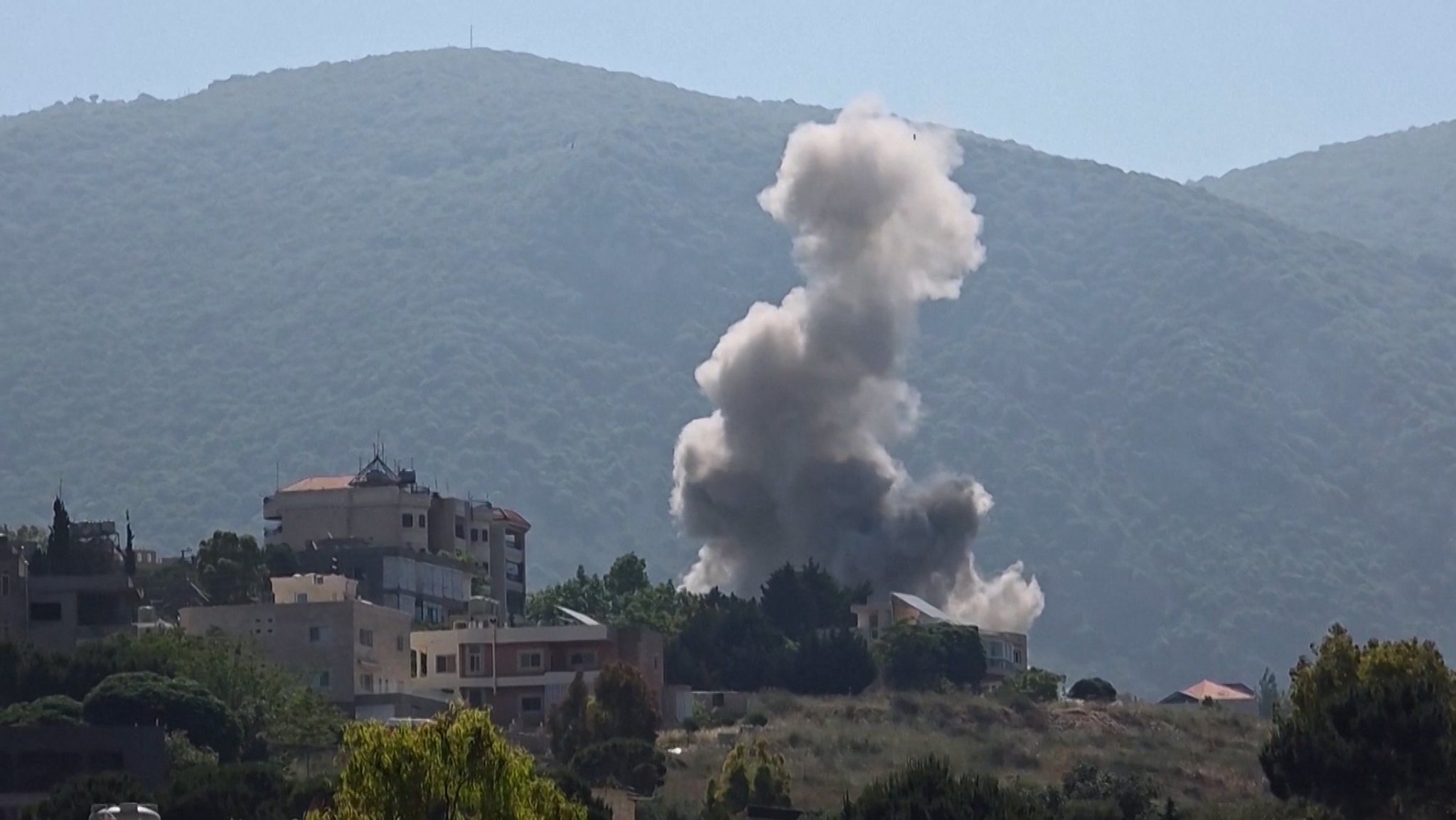 Von Häusern im Libanon steigt Rauch auf | Bild: BR Von Häusern im Libanon steigt Rauch auf