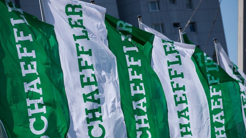 ARCHIV - 20.04.2018, Bayern, Herzogenaurach: Fahnen mit dem Schriftzug der Schaeffler AG. (zu dpa: «Schaeffler kündigt Abbau von 4.700 Stellen an») Foto: Daniel Karmann/dpa +++ dpa-Bildfunk +++ | Bild: dpa-Bildfunk/Daniel Karmann ARCHIV - 20.04.2018, Bayern, Herzogenaurach: Fahnen mit dem Schriftzug der Schaeffler AG. (zu dpa: «Schaeffler kündigt Abbau von 4.700 Stellen an») Foto: Daniel Karmann/dpa +++ dpa-Bildfunk +++
