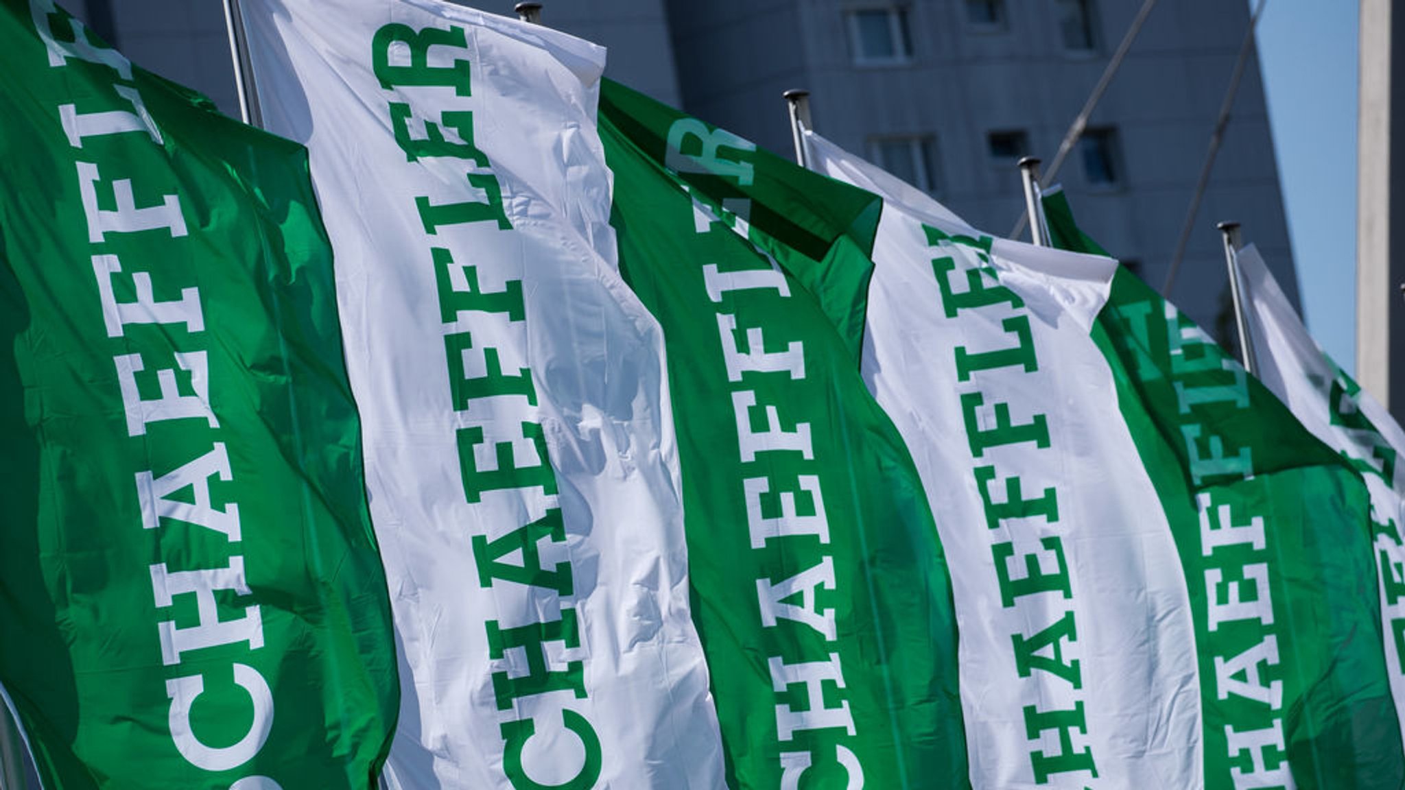 ARCHIV - 20.04.2018, Bayern, Herzogenaurach: Fahnen mit dem Schriftzug der Schaeffler AG. (zu dpa: «Schaeffler kündigt Abbau von 4.700 Stellen an») Foto: Daniel Karmann/dpa +++ dpa-Bildfunk +++