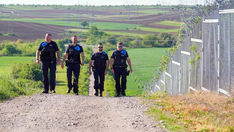 15.04.24: Vier Beamte der Bundespolizei im Frontex-Einsatz an der türkisch-bulgarischen "Grünen Grenze" entlang. | Bild: pa/dpa/Soeren Stache 15.04.24: Vier Beamte der Bundespolizei im Frontex-Einsatz an der türkisch-bulgarischen "Grünen Grenze" entlang.