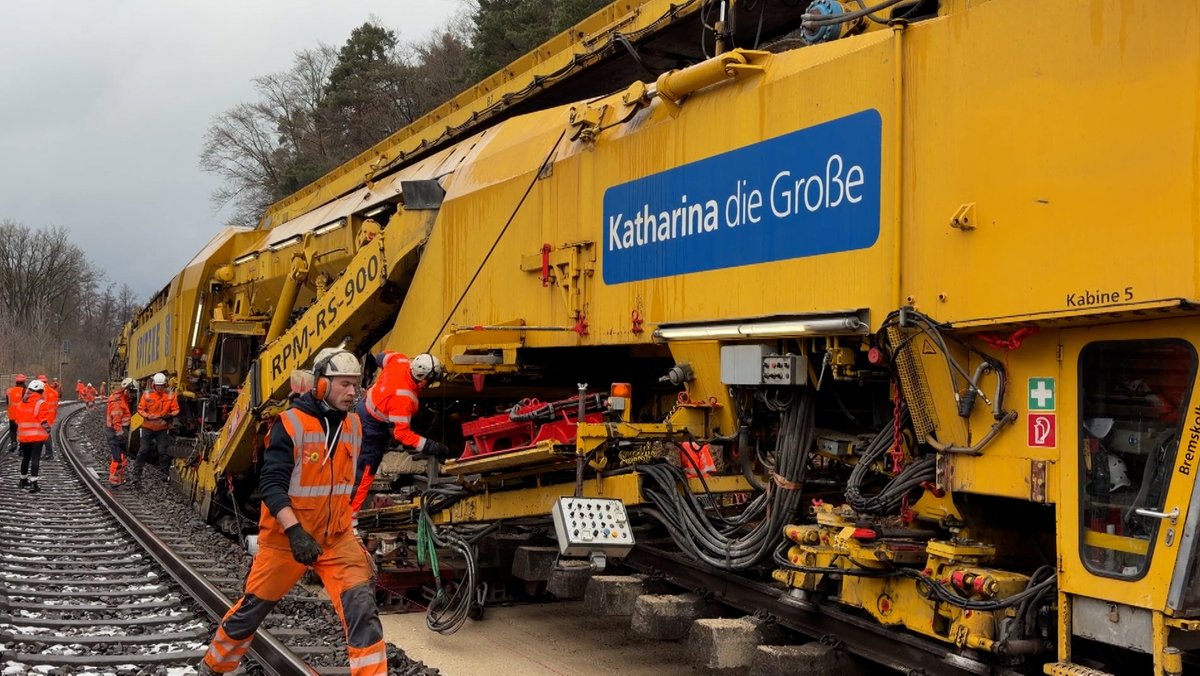 "Katharina die Große": Gleisbaumaschine XXL im Einsatz
