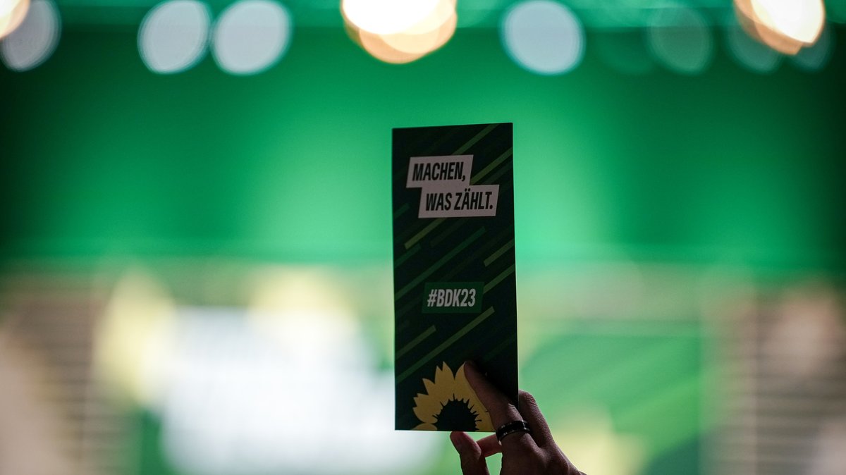 Eine Stimmkarte wird beim Bundesparteitag von Bündnis 90/Die Grünen hochgehalten.