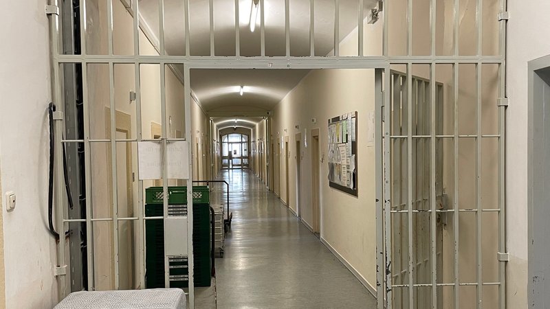 Der ehemalige Todestrakt im Gefängnis München-Stadelheim. In einer dieser Zellen verbrachten die Todeskandidaten ihre letzten Stunden und schrieben ihre Abschiedsbriefe. Diese Zellen sind heute ganz normal mit Häftlingen belegt. | Bild: BR/Ulrich Trebbin Der ehemalige Todestrakt im Gefängnis München-Stadelheim. In einer dieser Zellen verbrachten die Todeskandidaten ihre letzten Stunden und schrieben ihre Abschiedsbriefe. Diese Zellen sind heute ganz normal mit Häftlingen belegt.
