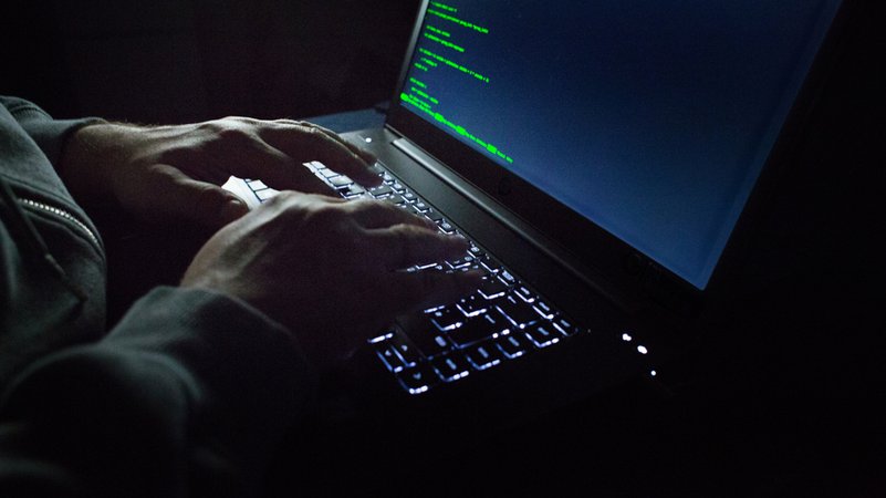 Zwei Hände tippen auf der Tastatur eines Laptops herum. Auf dem schwarzen Bildschirm sind einige grüne Stellen zu sehen. | Bild: BR/Lisa Hinder Zwei Hände tippen auf der Tastatur eines Laptops herum. Auf dem schwarzen Bildschirm sind einige grüne Stellen zu sehen.