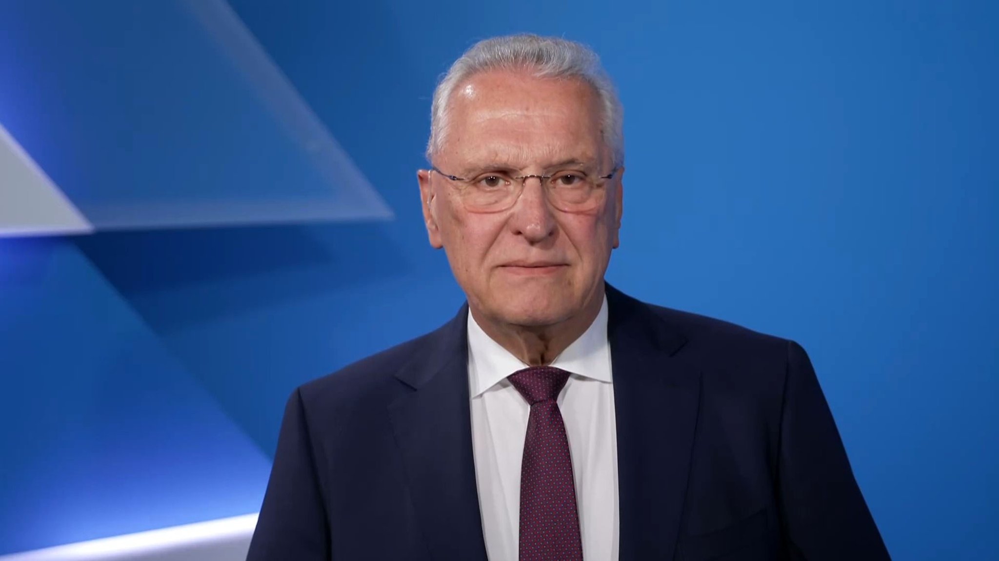 Wohnraum für Geflüchtete und Asylbewerber war jahrelang knapp. Inzwischen sinken die Zahlen der Neuankömmlinge. Die Folge: Leerstand. Nach Kontrovers-Recherchen stoppt Innenminister Herrmann ein geplantes Neubauvorhaben