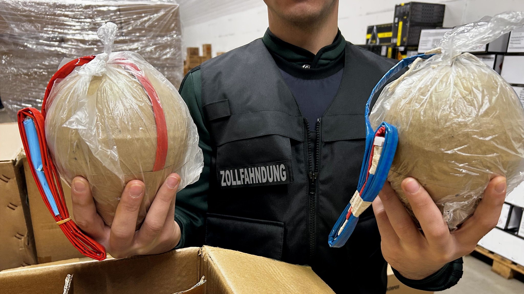 Ein Zoll-Beamter zeigt Kugelbomben-Feuerwerk aus einer beschlagnahmten Post-Sendung. | Bild: Zollfahndungsamt München Ein Zoll-Beamter zeigt Kugelbomben-Feuerwerk aus einer beschlagnahmten Post-Sendung.