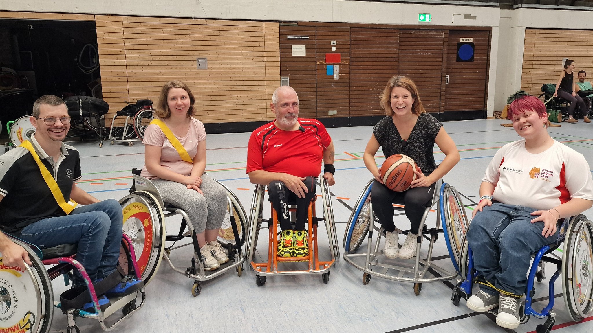 Rollstuhlbasketballer vom SV Reha Augsburg in einer Turnhalle 