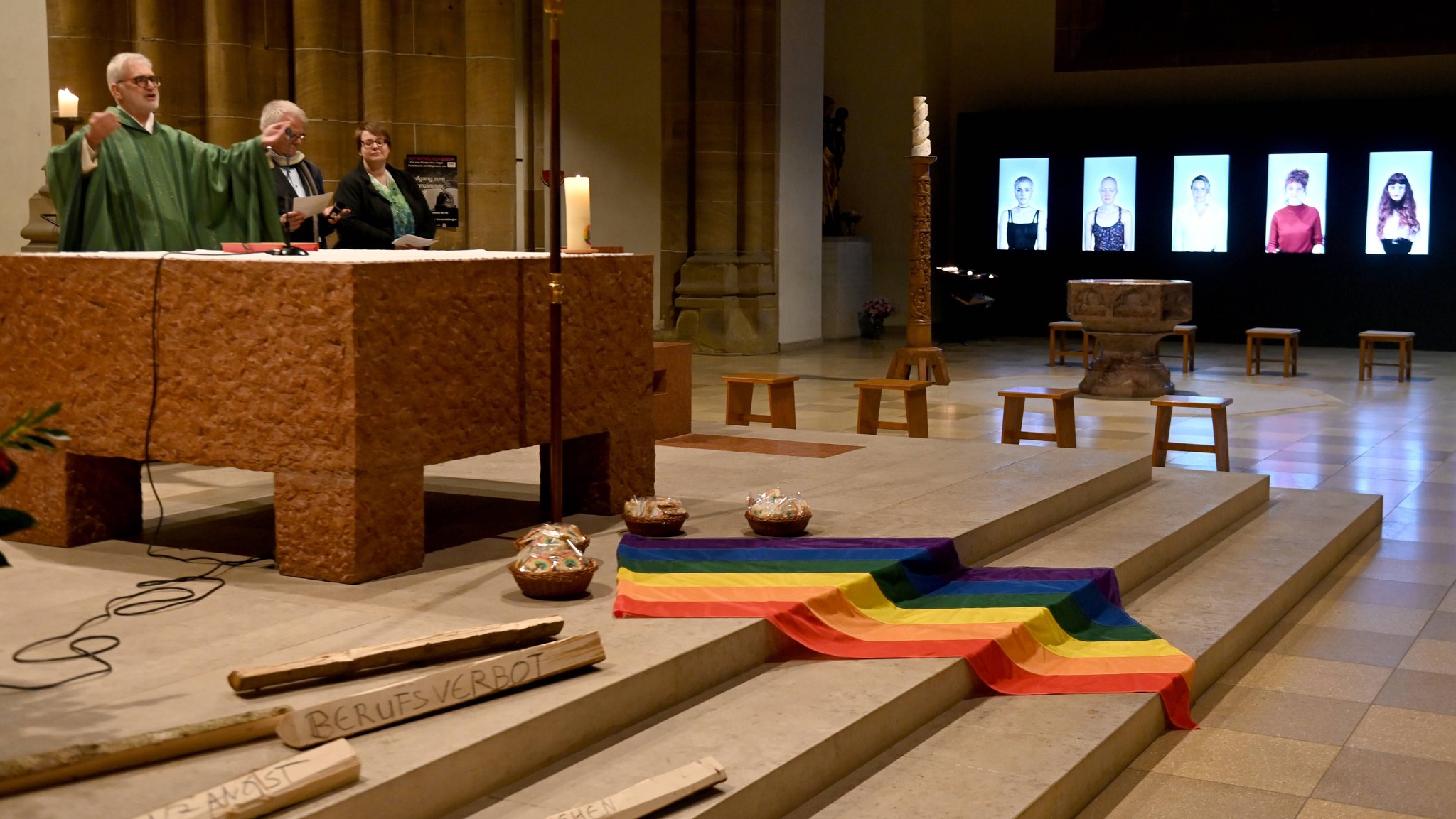 Queerer Gottesdienst in der Kirche St. Paul mit der Ausstellung über 17 pastorale Mitarbeiter und Mitarbeiterinnen aus dem Netwerk Queerseelsorge. 