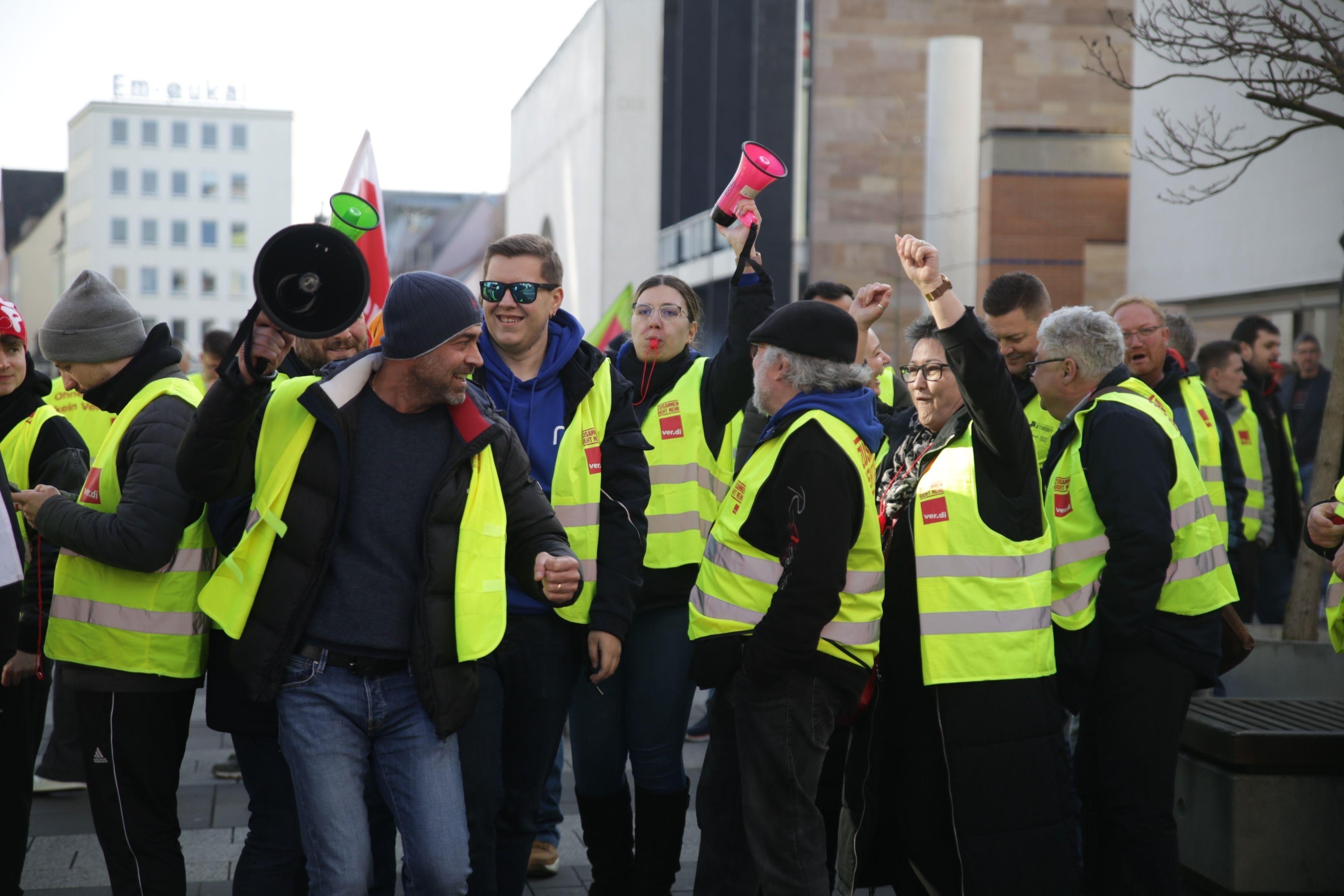 Demo vor dem Gewerkschaftshaus am Kornmarkt in Nürnberg