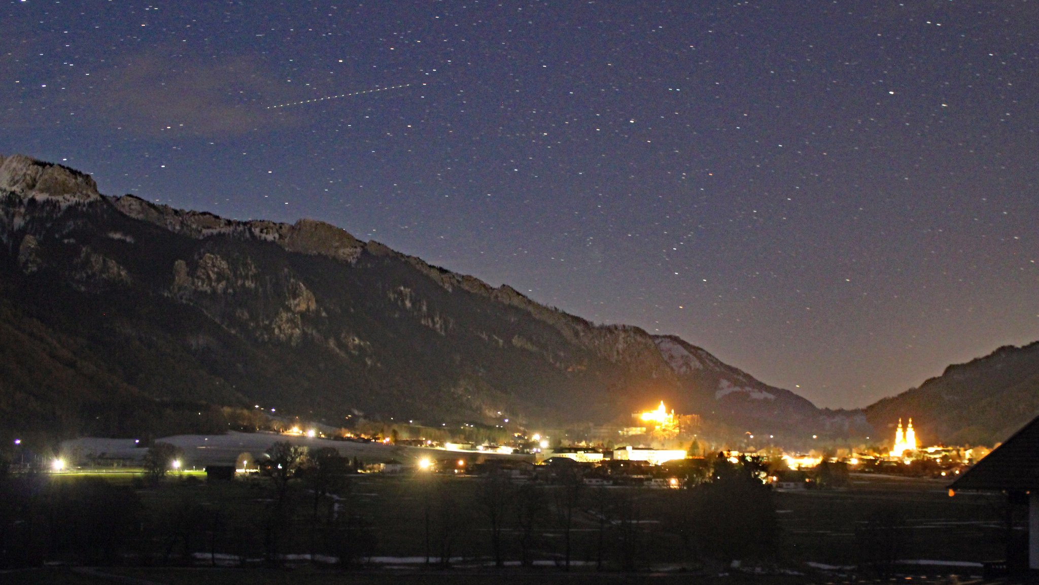 Starlink-Satelliten am Chiemgauer Morgenhimmel