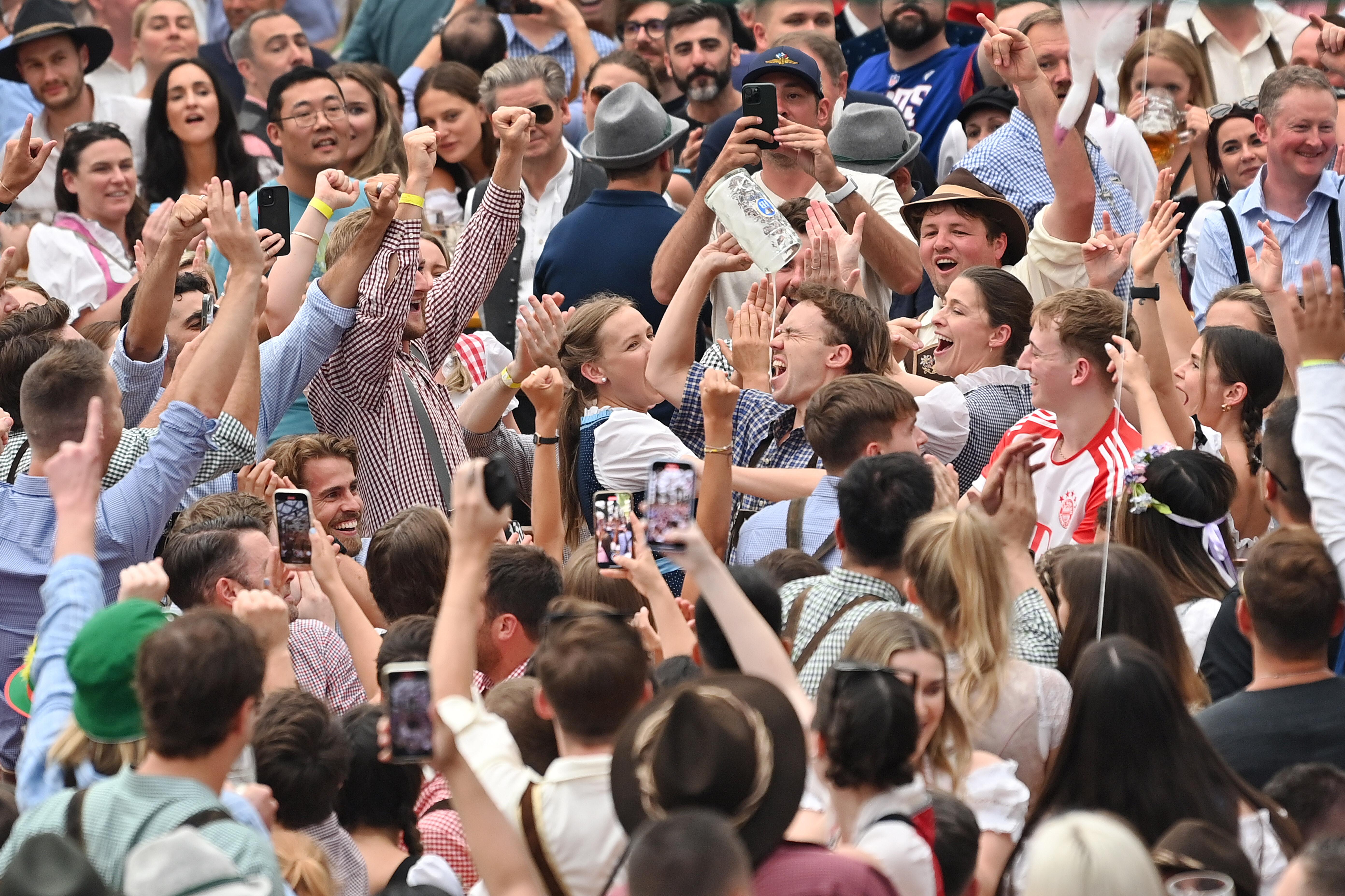 Archivbild: Feiernde Menschen im Bierzelt auf der Wiesn 