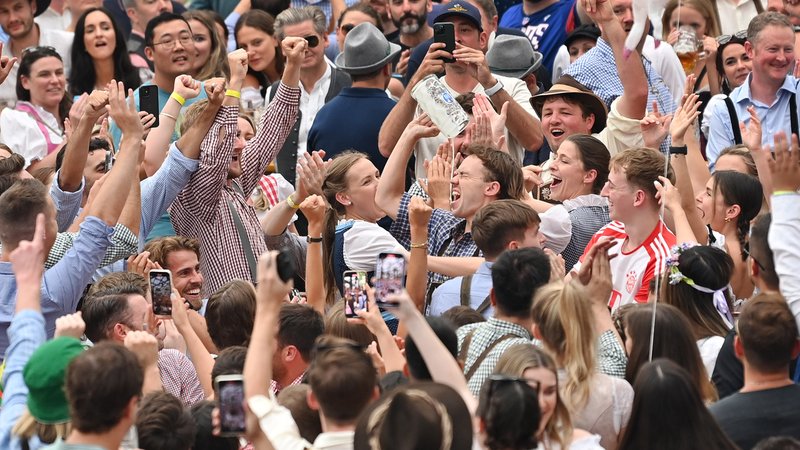 Archivbild: Feiernde Menschen im Bierzelt auf der Wiesn | Bild: picture alliance / SvenSimon | Frank Hoermann/SVEN SIMON Archivbild: Feiernde Menschen im Bierzelt auf der Wiesn
