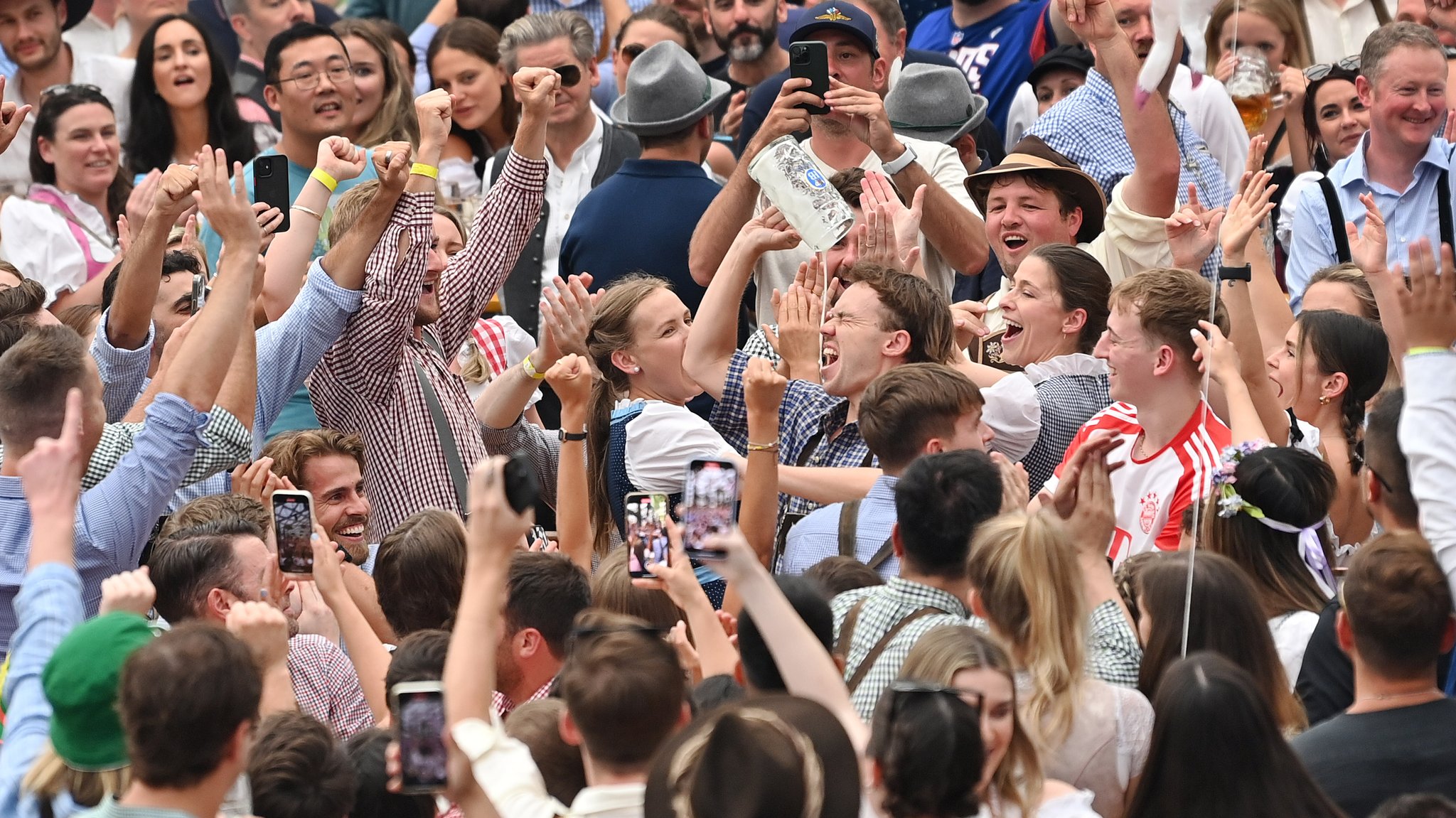Archivbild: Feiernde Menschen im Bierzelt auf der Wiesn 