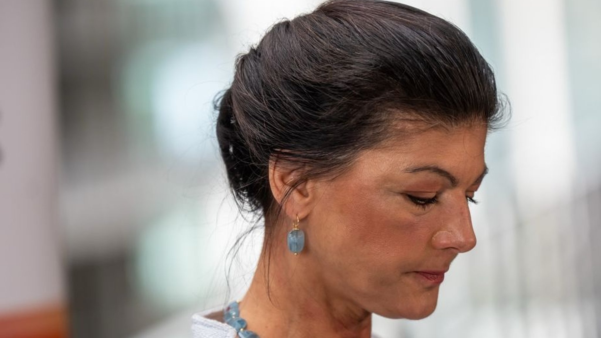 13.03.2025, Berlin: Sahra Wagenknecht, (BSW, Bündnis Sahra Wagenknecht), BSW Bundesvorsitzende, spricht bei einem Pressestatement vor der 213. Plenarsitzung der 20. Legislaturperiode im Deutschen Bundestag. In dieser und einer noch folgenden Sondersitzung des alten Bundestages sollen nach dem Willen von Union und SPD ein milliardenschweres Sondervermögen und eine Reform der im Grundgesetz verankerten Schuldenbremse beschlossen werden. Ziel sind Investitionen in Infrastruktur und Verteidigung. Foto: Michael Kappeler/dpa +++ dpa-Bildfunk +++