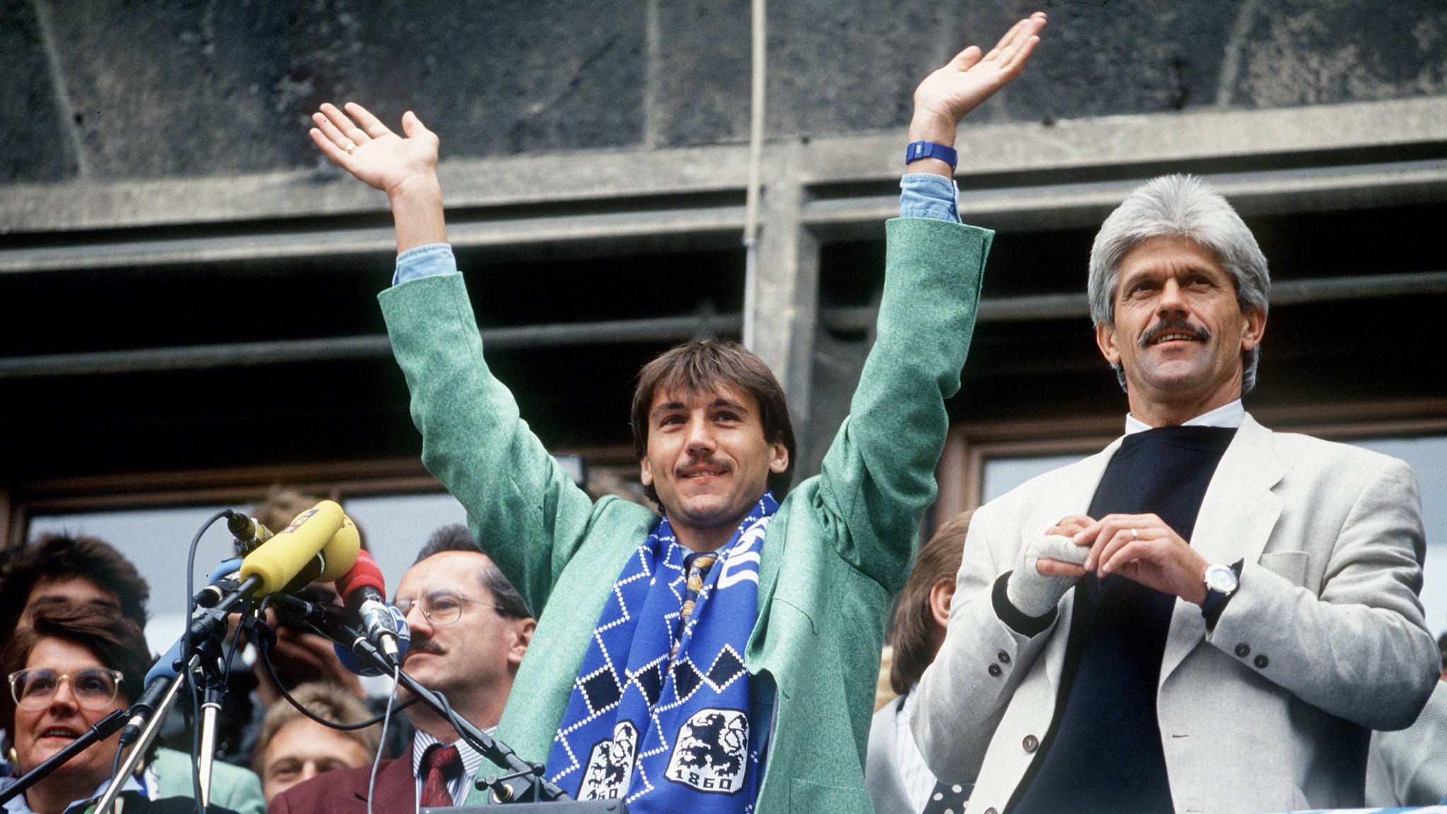 Peter Pacult und 1860-Trainer Werner Lorant (rechts) bei der Aufstiegsfeier 1994