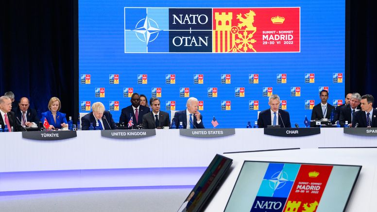 Vertreter der Nato-Staaten zu Beginn der ersten Arbeitssitzung beim Gipfel in Madrid. | Bild:dpa-Bildfunk/Bernd von Jutrczenka