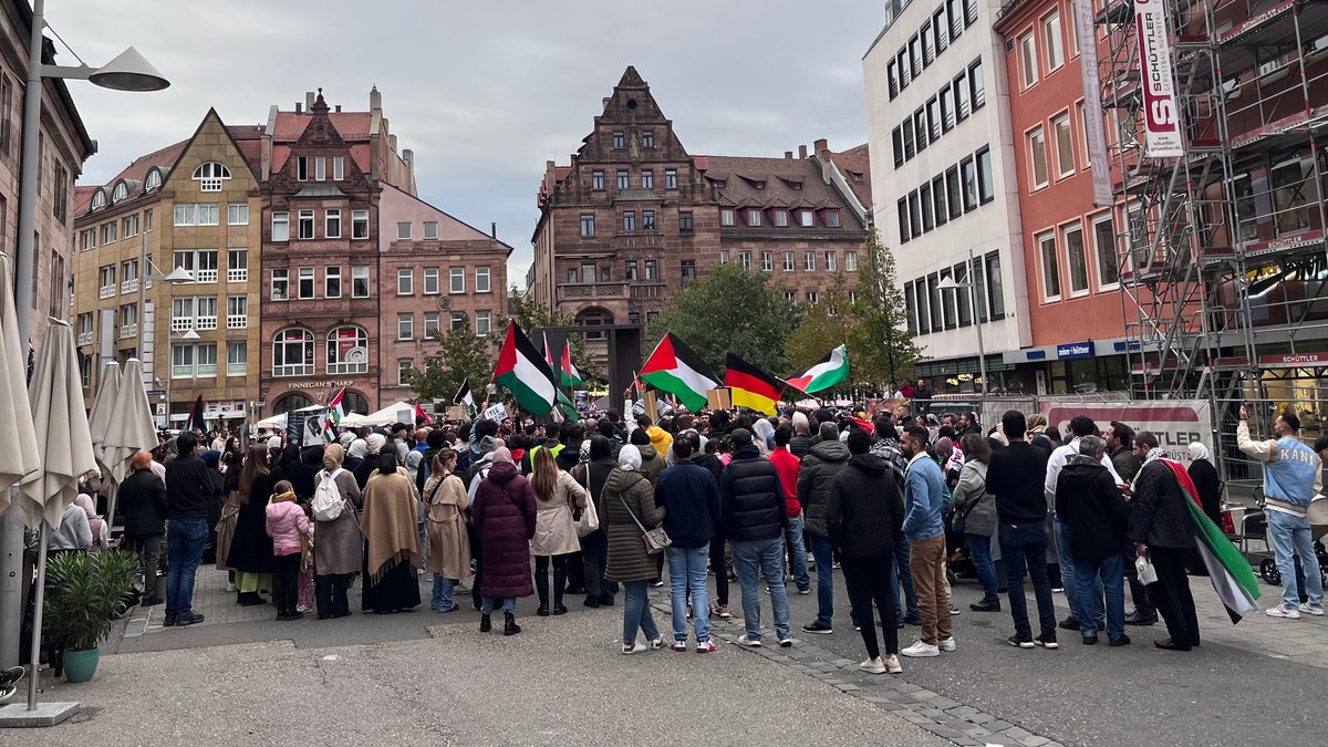 Teilnehmende der pro-palästinensischen Demonstration in der Nürnberger Innenstadt