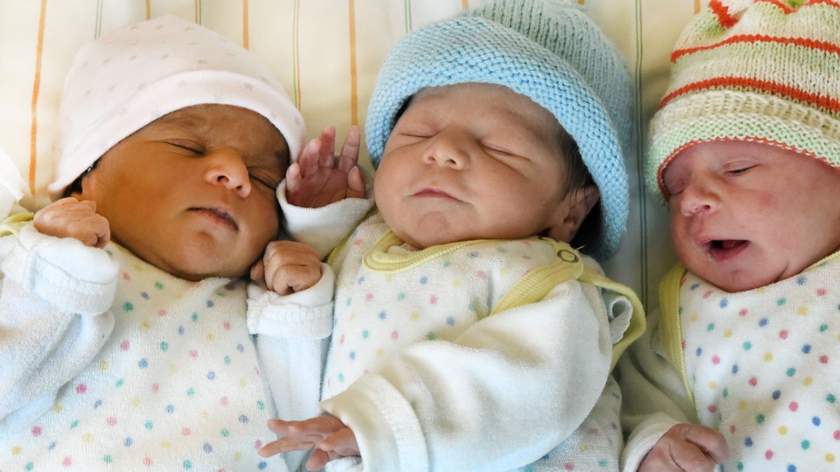 Drei Neugeborene liegen in einem Krankenhaus nebeneinander (Symbolbild).