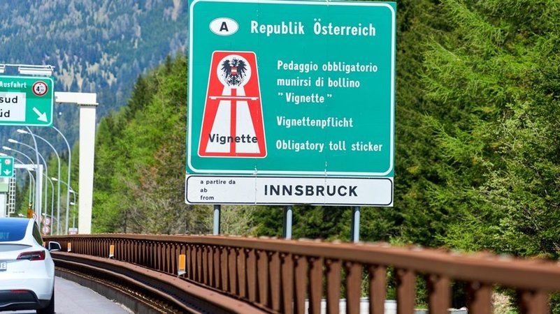 (Symbolbild) Hinweis zur Vignettenpflicht auf der Autobahn in Österreich | Bild: picture alliance / CHROMORANGE | Michael Bihlmayer (Symbolbild) Hinweis zur Vignettenpflicht auf der Autobahn in Österreich