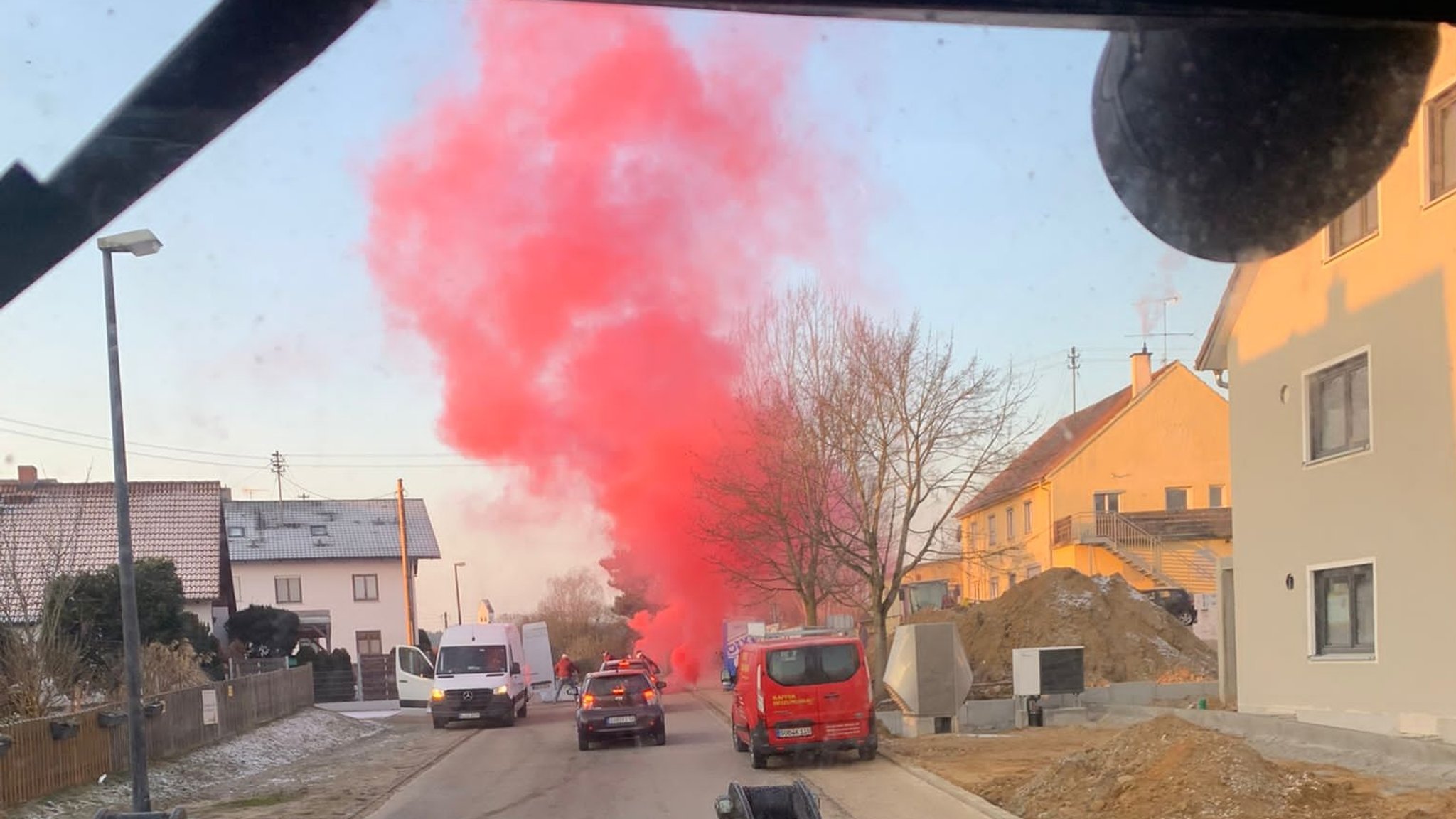 Rote Rauschschwaden standen haushoch vor der Gemeinschaftsunterkunft für Flüchtlinge in Peutenhausen. 