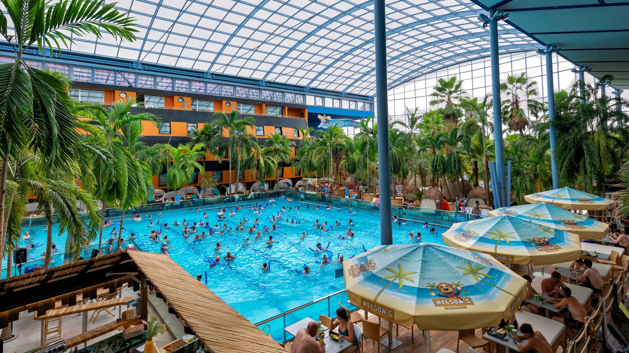 Badebetrieb im Wellenbad der Therme Erding an einem regnerischen Tag