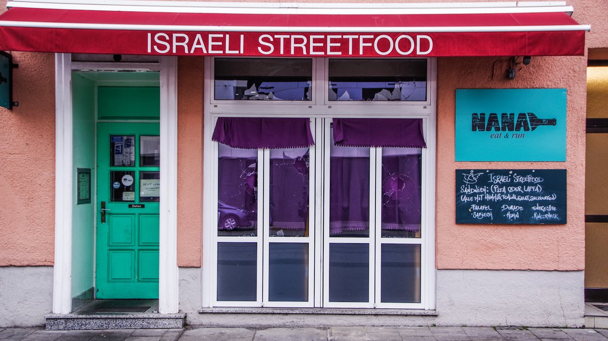 Eingeschlagene Scheiben des israelischen Restaurants NANA in Haidhausen. 