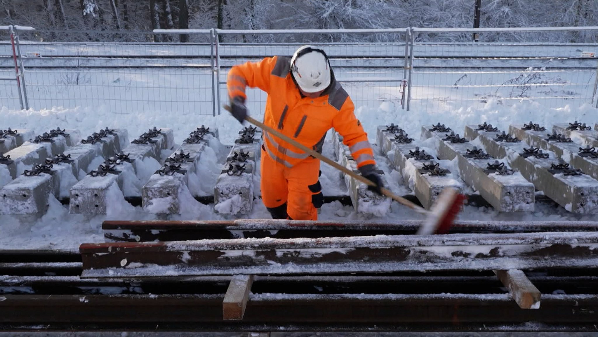 Dieses Jahr geht es los mit den Strecken Nürnberg-Regensburg und Obertraubling-Passau, 2027 folgt Rosenheim-Salzburg.