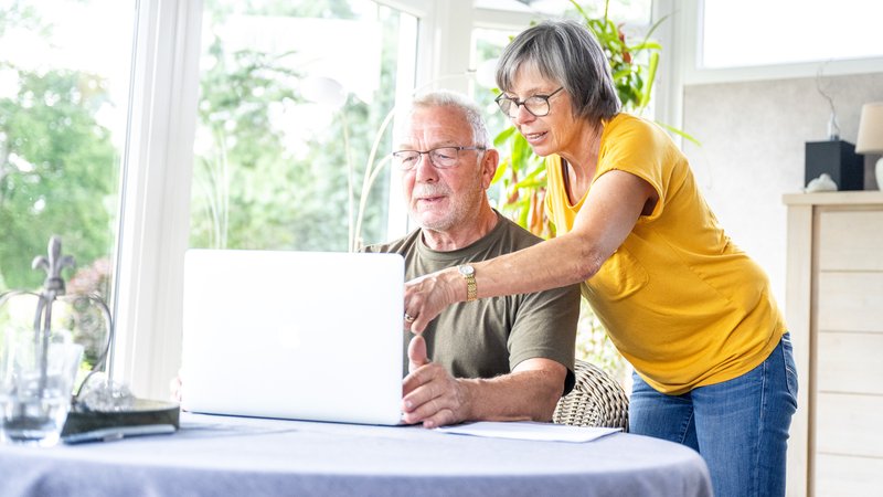 Zwei Rentner werfen einen Blick auf ihren Rentenbescheid