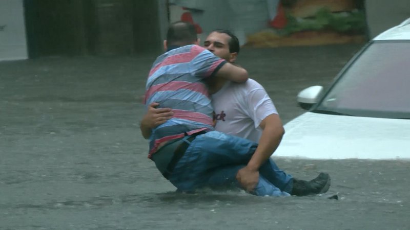 Ein Mann wird aus einem Auto gerettet.