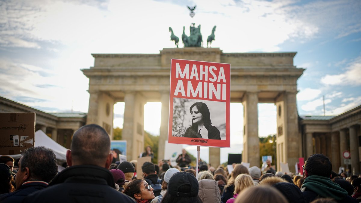Demonstranten gehen in Berlin für Demokratie und Freiheit im Iran auf die Straße