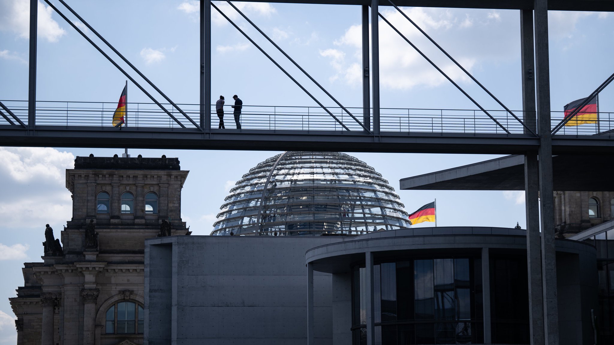 Blick auf das Berliner Reichstagsgebäude, den Sitz des Deutschen Bundestags.