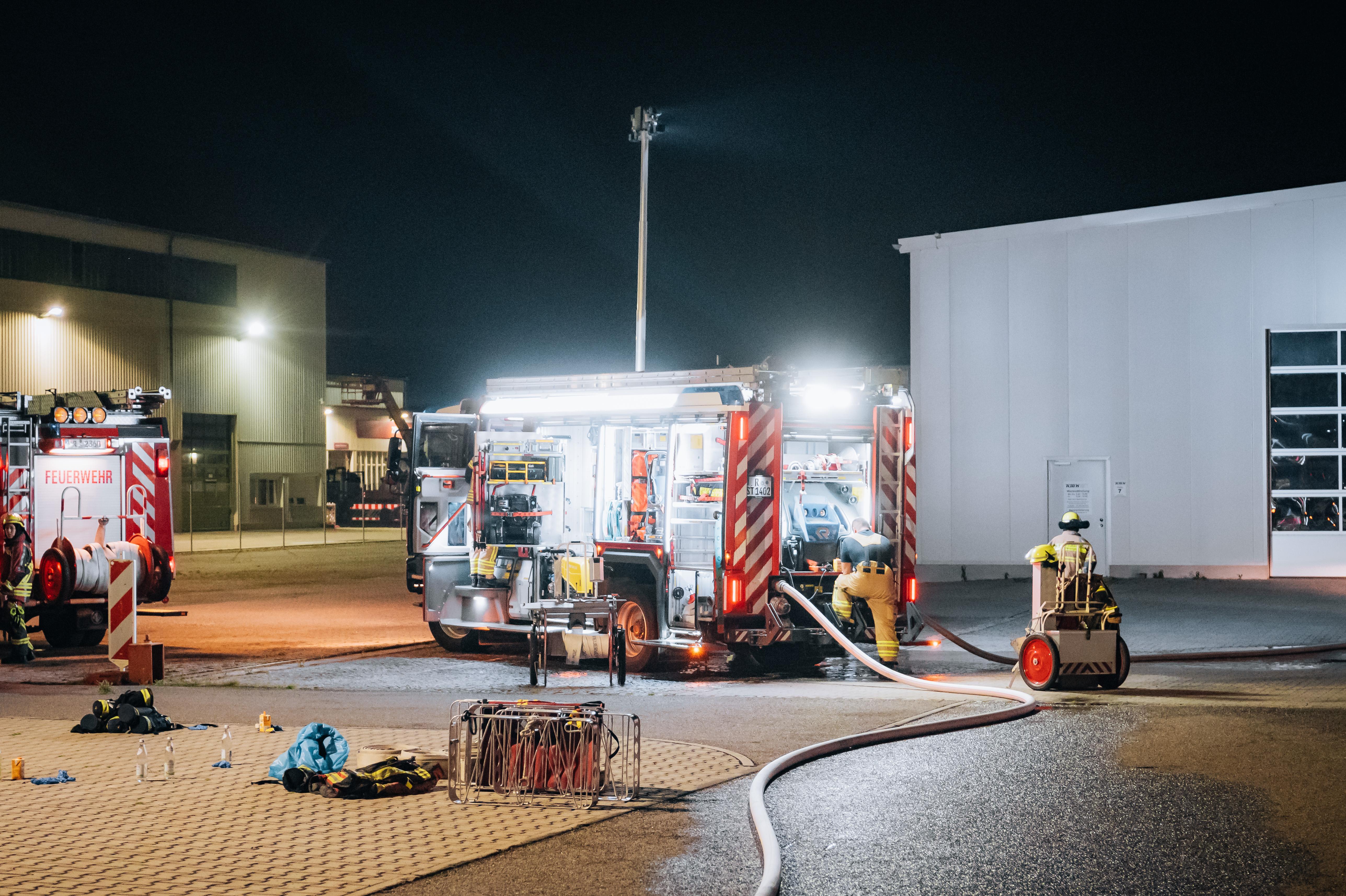 Regensburg: Brennende Industriehalle löst Großeinsatz aus