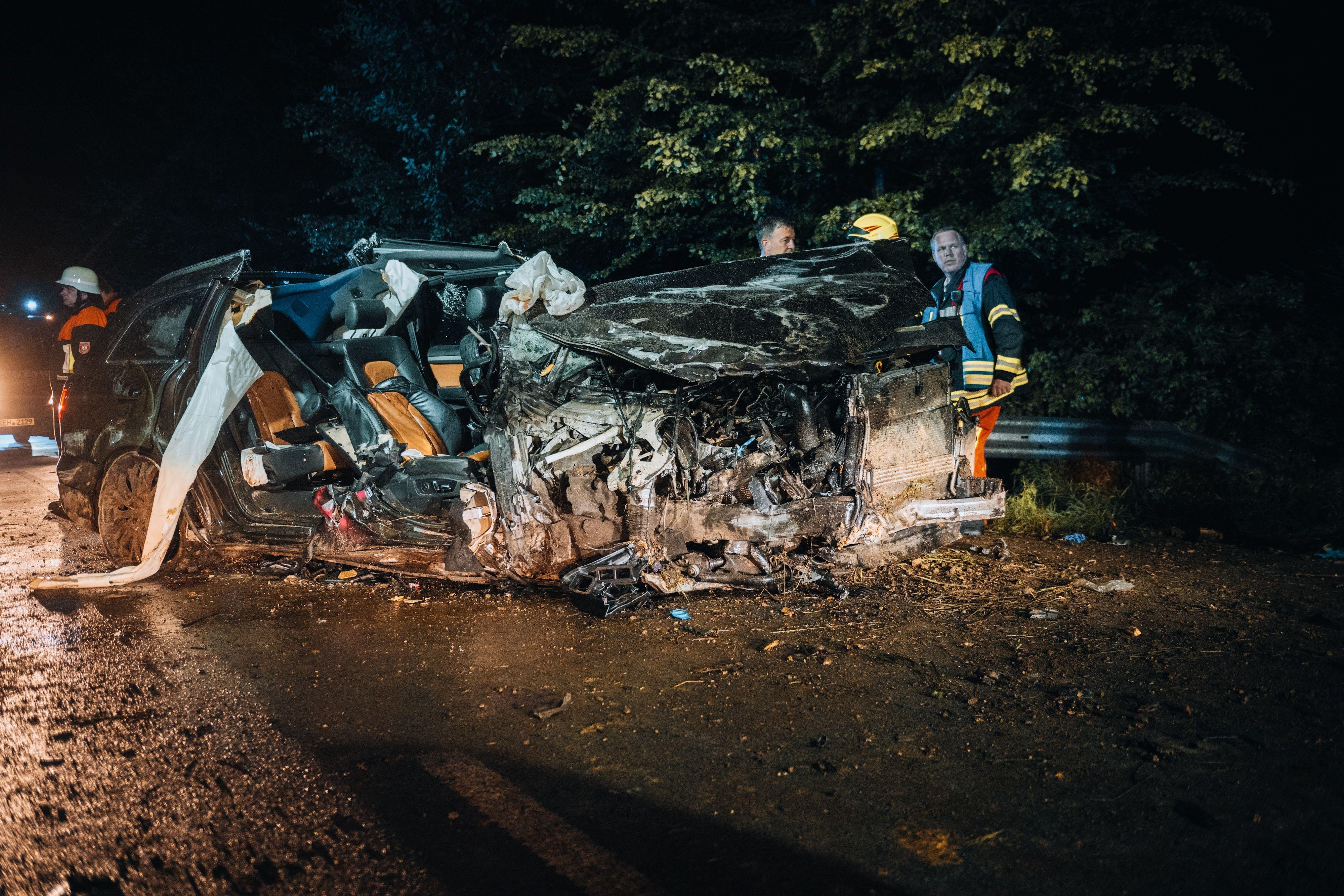 Das völlig zerstörte Fahrzeug
