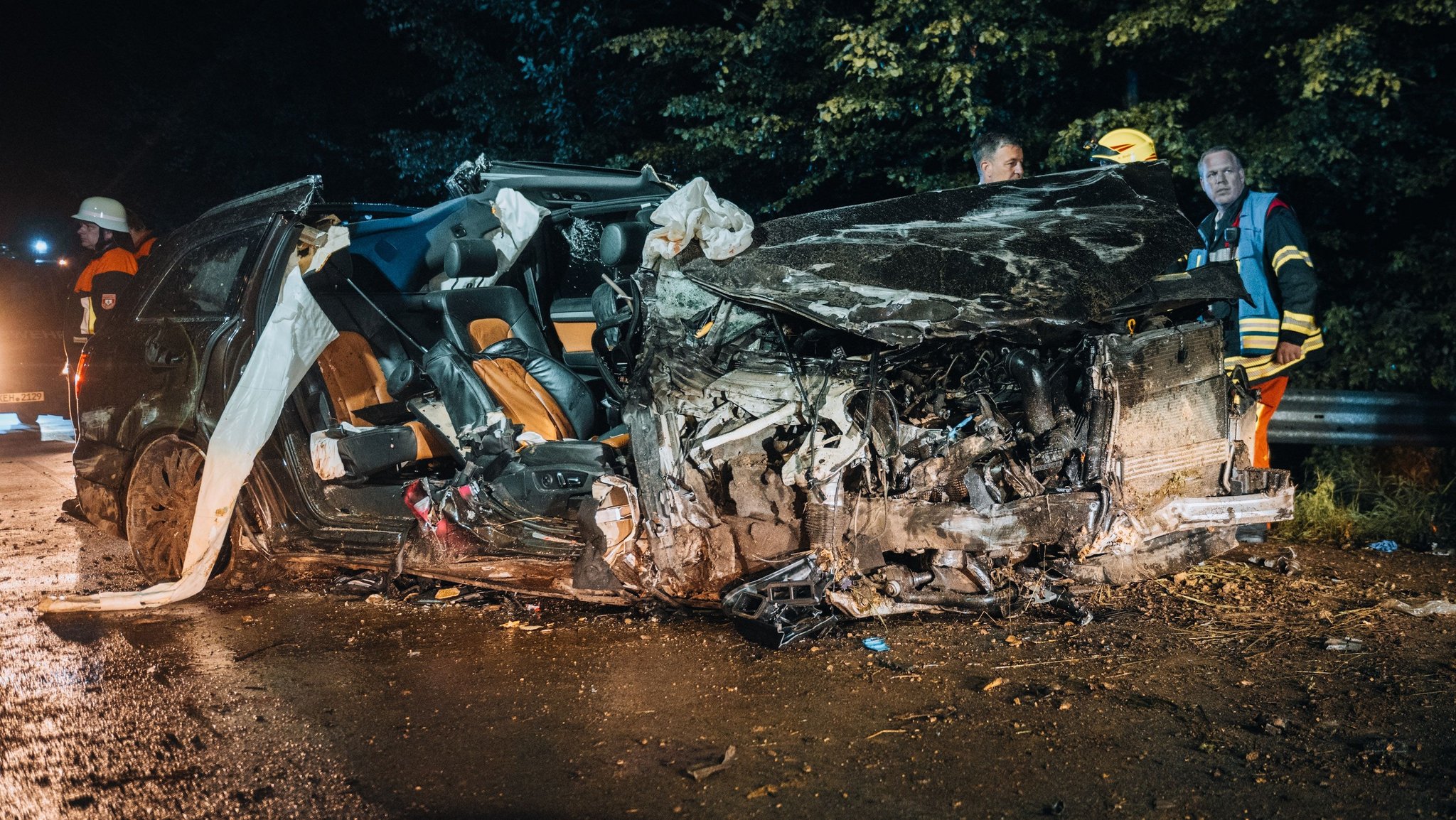 Das völlig zerstörte Fahrzeug