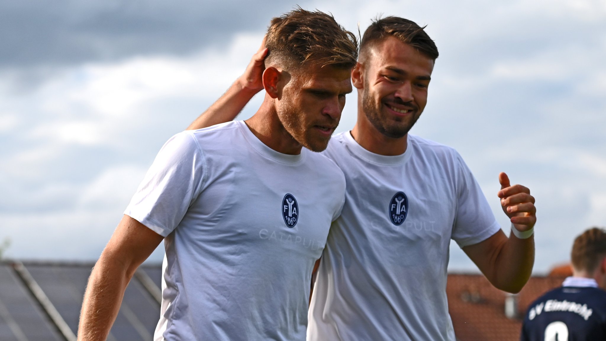 Münchens Florian Niederlechner (l) bejubelt das 1:0