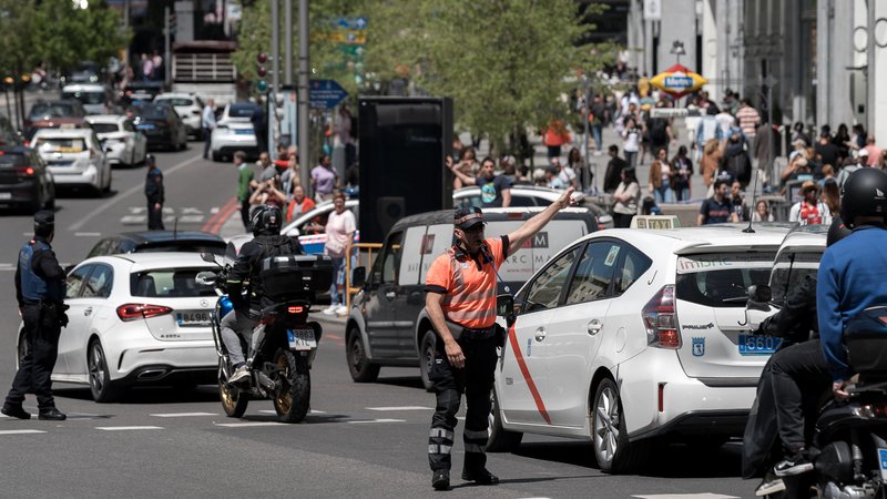 Stromausfall in Madrid - die Ampeln sind ausgefallen | Bild: picture alliance / Anadolu | Diego Radames Stromausfall in Madrid - die Ampeln sind ausgefallen