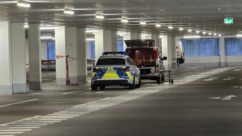 Fahrzeug und Polizeiauto in Tiefgarage | Bild:BR