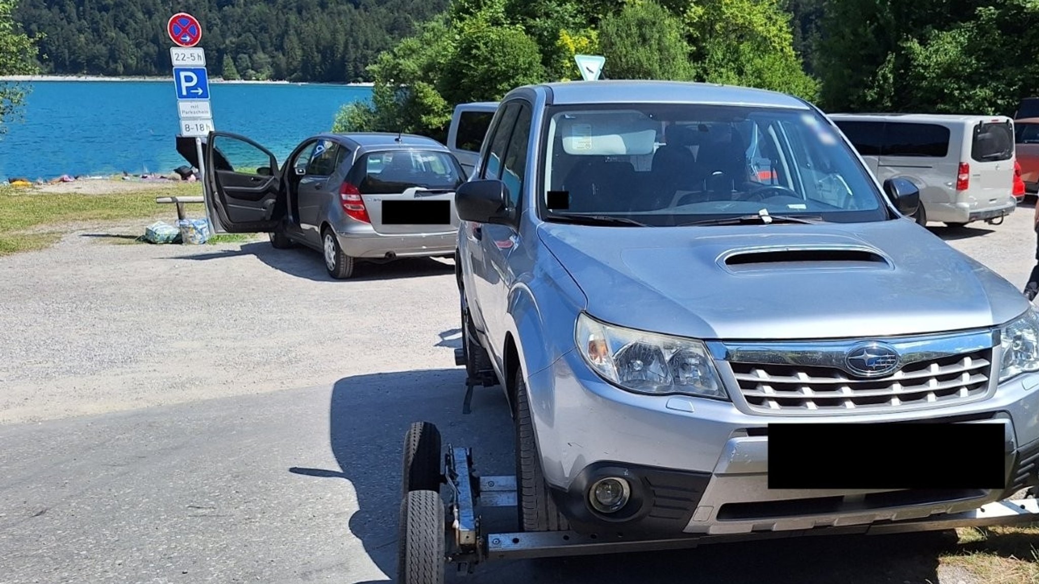 Das vereinfachte Abschleppen wurde am Walchensee jetzt das erste Mal angewendet - für den Fahrzeugbesitzer wird das teuer. | Bild: Zweckverband Kommunale Dienste Oberland. Das vereinfachte Abschleppen wurde am Walchensee jetzt das erste Mal angewendet - für den Fahrzeugbesitzer wird das teuer.