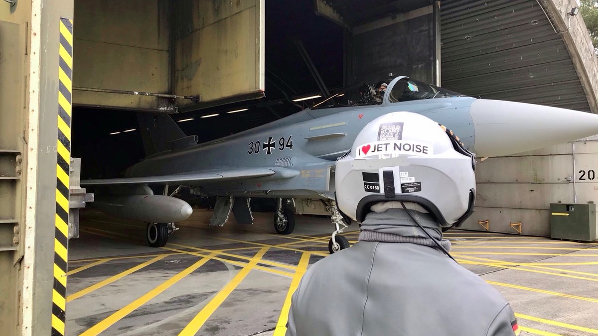 Hauptmann "EMIL" rollt mit seinem Eurofighter in Startposition. Ab dem 12. Juni wird er am Manöver "Air Defender" teilnehmen. 